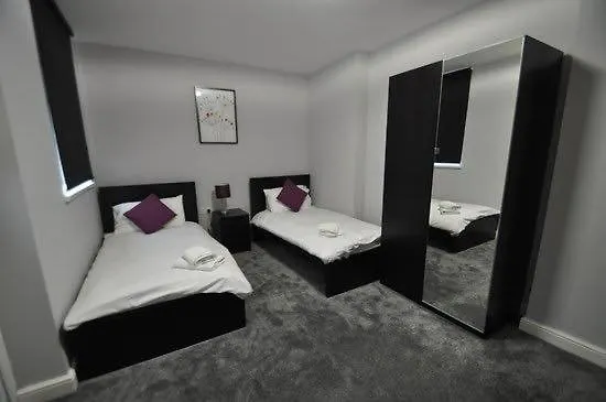 The Embassy Hotel كينغستون أبون هول 3*,